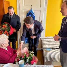 powiększ zdjęcie: Pani Janina skończyła sto lat. Jubilatkę z kwiatami odwiedził prezydent