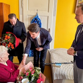 powiększ zdjęcie: Pani Janina skończyła sto lat. Jubilatkę z kwiatami odwiedził prezydent