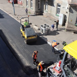 powiększ zdjęcie: Remont ul. Piastowskiej. Rozpoczęto układanie warstw profilujących