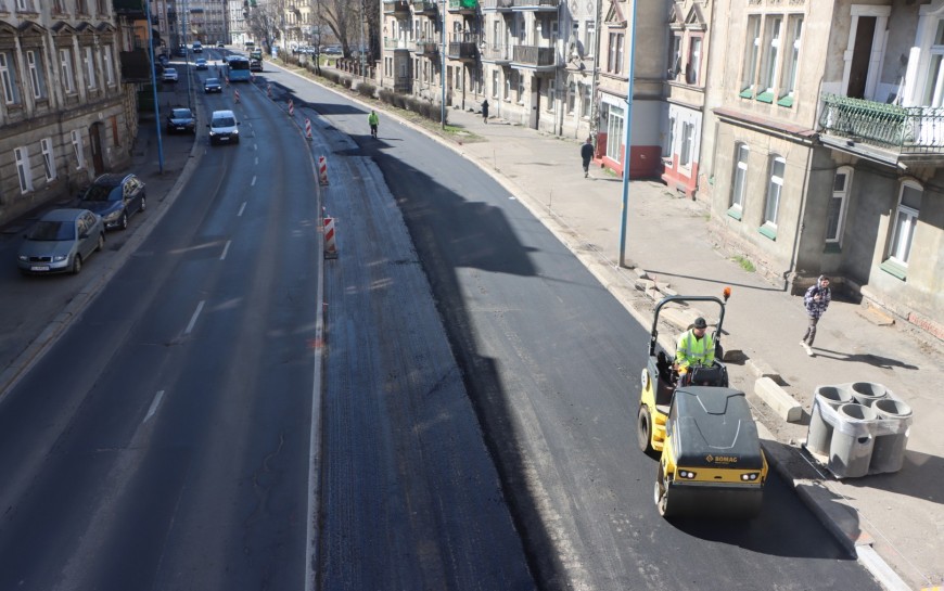 Remont ul. Piastowskiej. Rozpoczęto układanie warstw profilujących