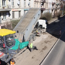 powiększ zdjęcie: Remont ul. Piastowskiej. Rozpoczęto układanie warstw profilujących