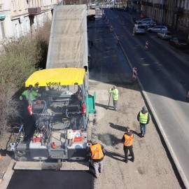 powiększ zdjęcie: Remont ul. Piastowskiej. Rozpoczęto układanie warstw profilujących