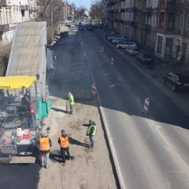 powiększ zdjęcie: Remont ul. Piastowskiej. Rozpoczęto układanie warstw profilujących