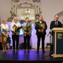 powiększ zdjęcie: Konrad Byś laureatem honorowego tytułu Legnickiej Książki Roku