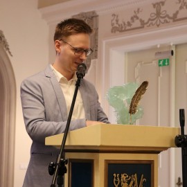 powiększ zdjęcie: Konrad Byś laureatem honorowego tytułu Legnickiej Książki Roku