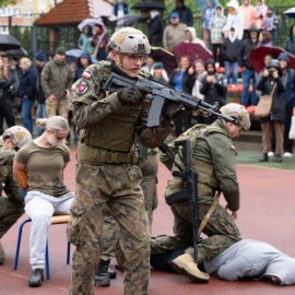 Wojskowa Szkoła  Średnia zaprasza ma piknik wojskowy