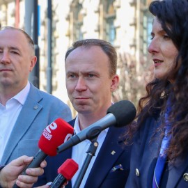 powiększ zdjęcie: Rozmowy o wdrażaniu ustawy o ochronie ludności i obronie cywilnej