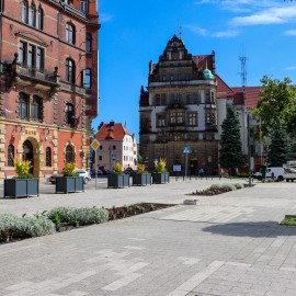 powiększ zdjęcie: Rozpoczęły się nasadzenia kwiatów i roślin rabatowych