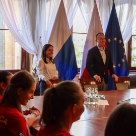 powiększ zdjęcie: Legnicka piłka ręczna na fali