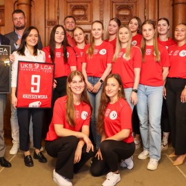 powiększ zdjęcie: Legnicka piłka ręczna na fali
