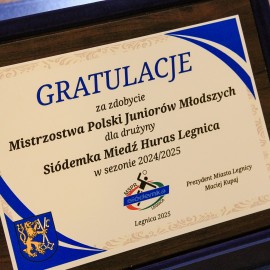 powiększ zdjęcie: Legnicka piłka ręczna na fali