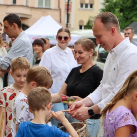 powiększ zdjęcie: Kolorowo, radośnie i zdrowo – Legnica świętowała Dzień Dziecka w Rynku