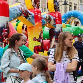 powiększ zdjęcie: Kolorowo, radośnie i zdrowo – Legnica świętowała Dzień Dziecka w Rynku