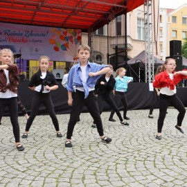 powiększ zdjęcie: Kolorowo, radośnie i zdrowo – Legnica świętowała Dzień Dziecka w Rynku