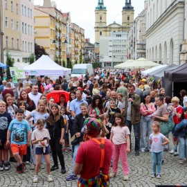 powiększ zdjęcie: Kolorowo, radośnie i zdrowo – Legnica świętowała Dzień Dziecka w Rynku