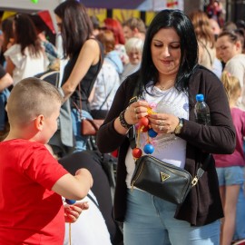 powiększ zdjęcie: Kolorowo, radośnie i zdrowo – Legnica świętowała Dzień Dziecka w Rynku