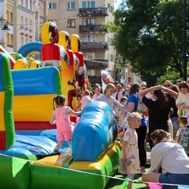 powiększ zdjęcie: Kolorowo, radośnie i zdrowo – Legnica świętowała Dzień Dziecka w Rynku
