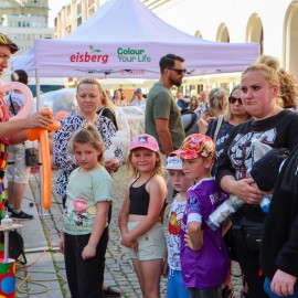 powiększ zdjęcie: Kolorowo, radośnie i zdrowo – Legnica świętowała Dzień Dziecka w Rynku