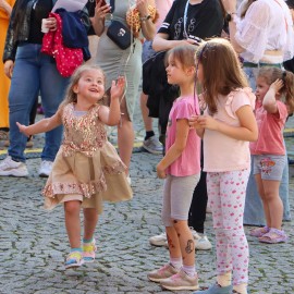 powiększ zdjęcie: Kolorowo, radośnie i zdrowo – Legnica świętowała Dzień Dziecka w Rynku