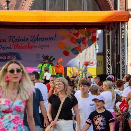 powiększ zdjęcie: Kolorowo, radośnie i zdrowo – Legnica świętowała Dzień Dziecka w Rynku