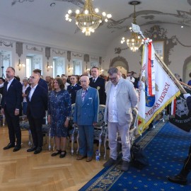powiększ zdjęcie: Uroczysta sesja Rady Miejskiej z honorami i wyróżnieniami