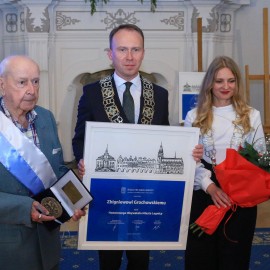 powiększ zdjęcie: Uroczysta sesja Rady Miejskiej z honorami i wyróżnieniami