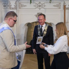 powiększ zdjęcie: Uroczysta sesja Rady Miejskiej z honorami i wyróżnieniami