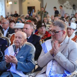 powiększ zdjęcie: Uroczysta sesja Rady Miejskiej z honorami i wyróżnieniami