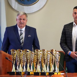 powiększ zdjęcie: Podsumowanie sportowego roku szkolnego 2024/2025 w legnickim ratuszu