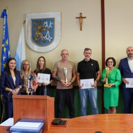 powiększ zdjęcie: Podsumowanie sportowego roku szkolnego 2024/2025 w legnickim ratuszu