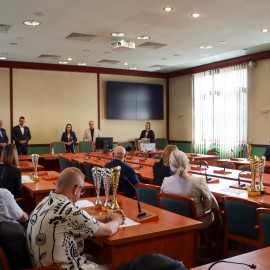 powiększ zdjęcie: Podsumowanie sportowego roku szkolnego 2024/2025 w legnickim ratuszu