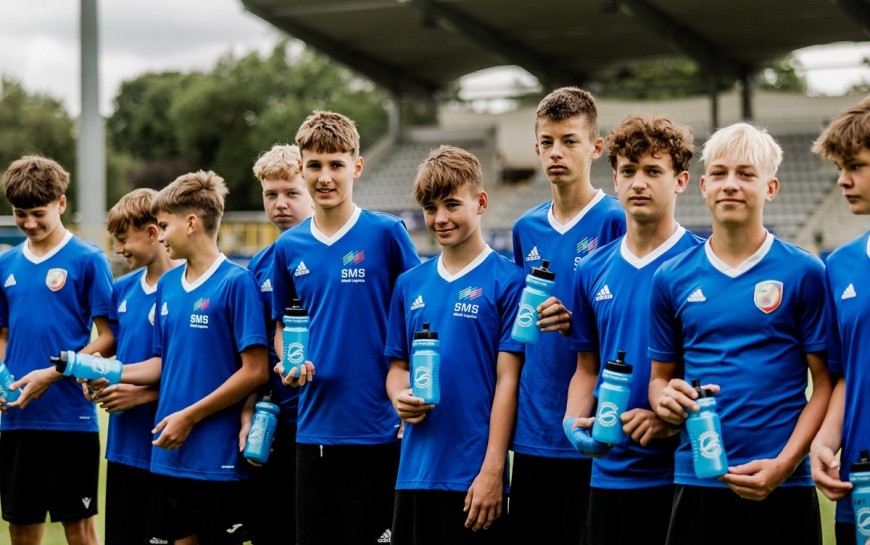 Legnickie wodociągi przekazały Miedzi Legnica bidony i poidełka