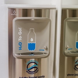 powiększ zdjęcie: Legnickie wodociągi przekazały Miedzi Legnica bidony i poidełka