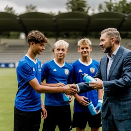 powiększ zdjęcie: Legnickie wodociągi przekazały Miedzi Legnica bidony i poidełka