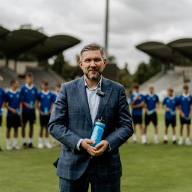 powiększ zdjęcie: Legnickie wodociągi przekazały Miedzi Legnica bidony i poidełka