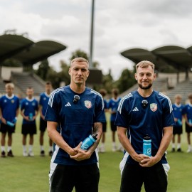 powiększ zdjęcie: Legnickie wodociągi przekazały Miedzi Legnica bidony i poidełka
