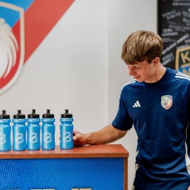 powiększ zdjęcie: Legnickie wodociągi przekazały Miedzi Legnica bidony i poidełka