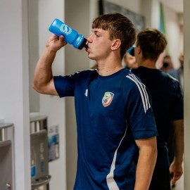 powiększ zdjęcie: Legnickie wodociągi przekazały Miedzi Legnica bidony i poidełka