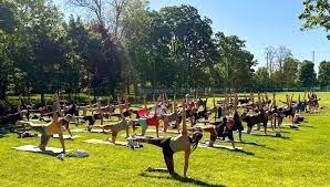Sierpniowa joga pod chmurką w parku Miejskim. Nie przegap