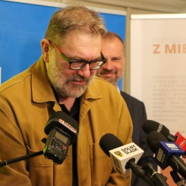 powiększ zdjęcie: Zaprezentowano nowego dyrektora legnickiej sceny i pożegnano starego