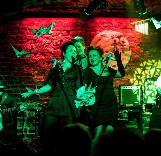 Scena na Piekarach. Zapraszamy na koncert zespołu Podwójne Dno