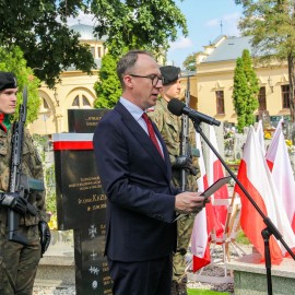 powiększ zdjęcie: Legnica pamięta o ofiarach II wojny światowej