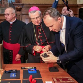 powiększ zdjęcie: Nasze przesłanie do przyszłych pokoleń - zamykamy kapsułę czasu na wieki