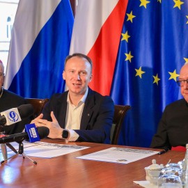 powiększ zdjęcie: Nasze przesłanie do przyszłych pokoleń - zamykamy kapsułę czasu na wieki