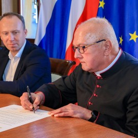 powiększ zdjęcie: Nasze przesłanie do przyszłych pokoleń - zamykamy kapsułę czasu na wieki