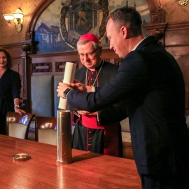 powiększ zdjęcie: Nasze przesłanie do przyszłych pokoleń - zamykamy kapsułę czasu na wieki