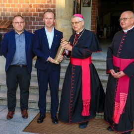 powiększ zdjęcie: Nasze przesłanie do przyszłych pokoleń - zamykamy kapsułę czasu na wieki