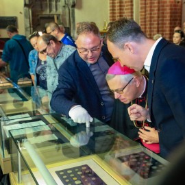 powiększ zdjęcie: Nasze przesłanie do przyszłych pokoleń - zamykamy kapsułę czasu na wieki