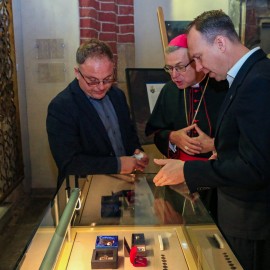 powiększ zdjęcie: Nasze przesłanie do przyszłych pokoleń - zamykamy kapsułę czasu na wieki