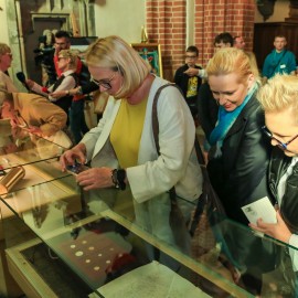 powiększ zdjęcie: Nasze przesłanie do przyszłych pokoleń - zamykamy kapsułę czasu na wieki